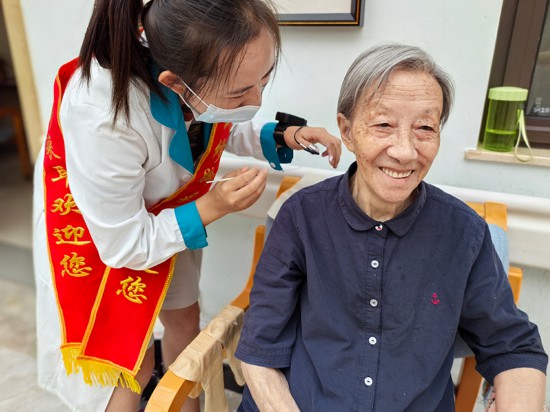 官渡区养老综合服务示范中心的医护人员为老年人做健康体检。受访者供图