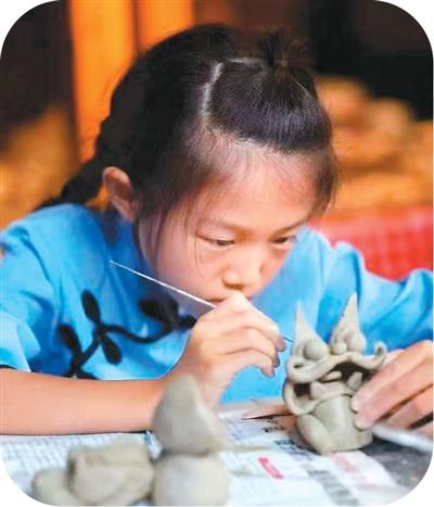 瓦猫博物馆内，小学生正在体验制作瓦猫。瓦猫博物馆供图