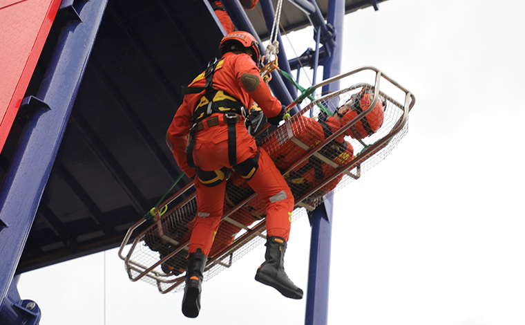 對標“全災種、大應急”！“火焰藍”開展高空繩索救援技術訓練