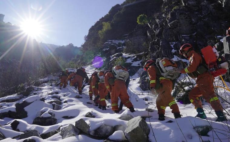 冰雪里的一抹橙！云南大理州森林消防支队掀起冬季大练兵热潮