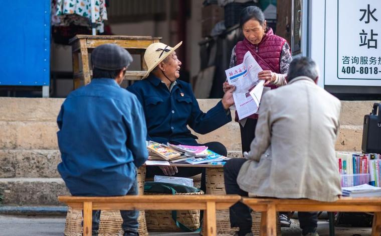 新華全媒+丨七旬老人的農村愛心流動書攤